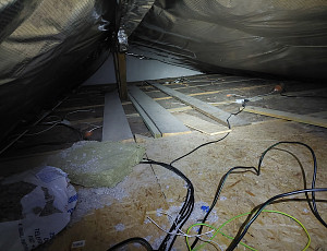 Zateplení stropu rodinného domu pomocí foukané izolace